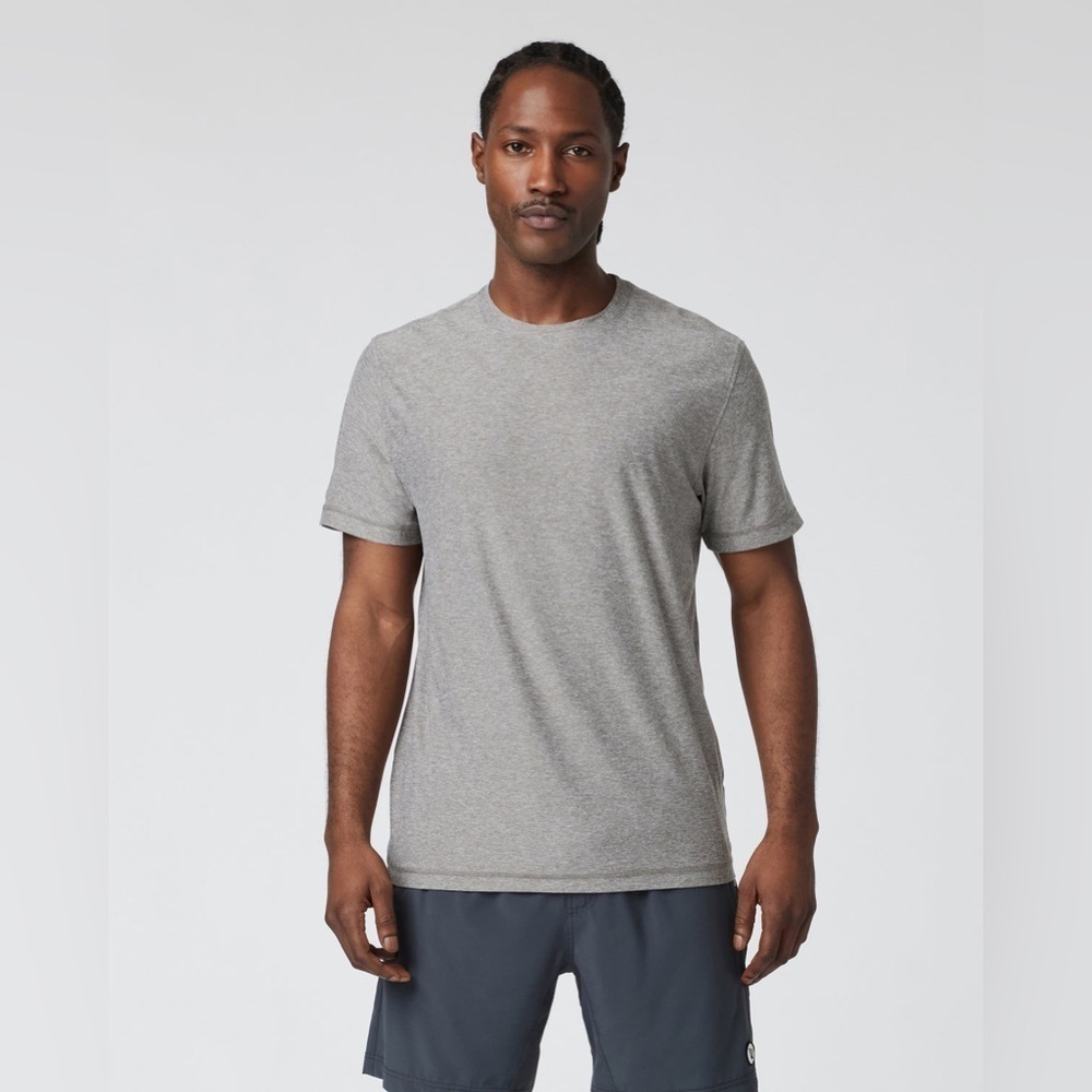 Vuori Strato Tech Tee Athletic Lounge Sporty Casual in grey Large - Picture 1 of 9